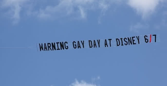 INDECENCIA EN DISNEY PARKS: Banners como ésta se han volado sobre Disney World por la Asociación de Familias de la Florida en los últimos años - que conduce a una reducción de las familias normales que visitan el parque temático Magic Kingdom ese día.  Hemos modificado la fecha para este año (2014) hasta el sábado, Junio ​​7 - que es cuando la celebración masiva "Gay Days" está programado para el Magic Kingdom (Ver todo programa de "Gay Days 2014" de 3 a 9 jun arriba o ir AQUÍ .) Durante años, Pete Werner, un experto en viajes abiertamente homosexual Disney (y "derechos de los homosexuales" abogado), ha estado advirtiendo a los padres no llevan a sus hijos a los parques temáticos de Disney World en los respectivos días específicos para "Gay Days" - debido a las PDAs homosexuales excesivas (muestra de afecto en público) y haciendo alarde de homo-erótica que pasa allí, gran parte de ella dirigida a escandalizar a las familias y los niños.  Funcionarios de Disney no advierten las familias de antemano que sus parques serán inundadas por los celebrantes "días gay" - por lo que cada año indignado padres que llegan sin saberlo, en esa fecha, exigir su dinero de vuelta.