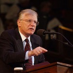 Erwin_Lutzer_preaching
